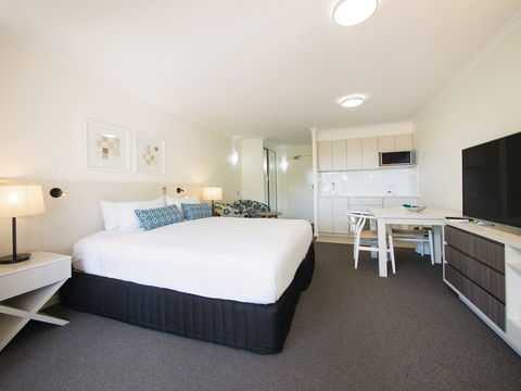 Oaks Oasis, Caloundra - Yarra Valley Accommodation 6
