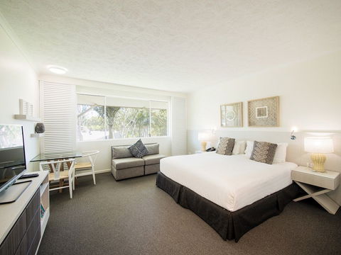 Oaks Oasis, Caloundra - Yarra Valley Accommodation 2