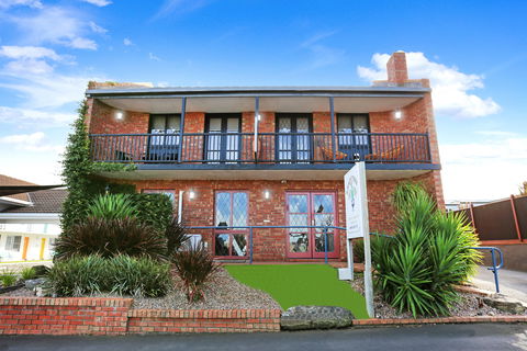 Tudor Motor Inn - Yarra Valley Accommodation 0