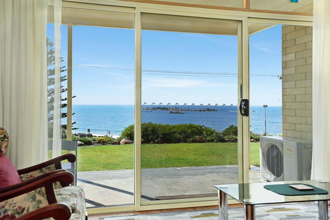 The Dolphins Beachfront Apartments - Yarra Valley Accommodation 6