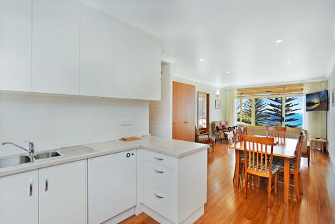 The Dolphins Beachfront Apartments - Yarra Valley Accommodation 4