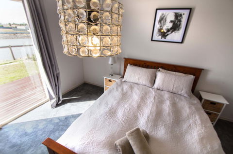 Waterfront On Jefferson, At Wellington Marina, SA - Yarra Valley Accommodation 10
