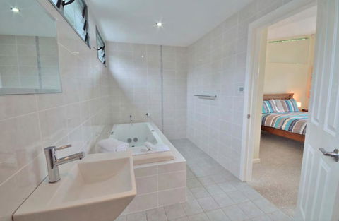 Crescent Head Spa Villa - Yarra Valley Accommodation 14