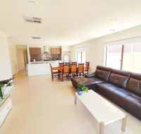 Comfortable 5BR House 6mins to Werribee Station.Great Ocean Road tourist stopover - Yarra Valley Accommodation