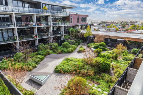Elegant 1 Bed 1 Bath & Free Parking - Yarra Valley Accommodation 1