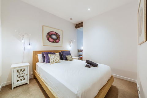 Elegant 1 Bed 1 Bath & Free Parking - Yarra Valley Accommodation 3