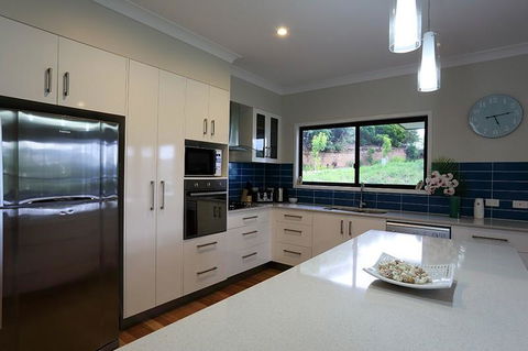 Laguna Views - Airlie Beach - Yarra Valley Accommodation 1