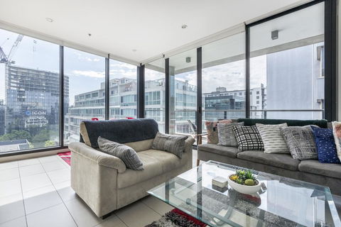 LIGHT, AIRY, SPACIOUS QUEENS ROAD APARTMENT - Yarra Valley Accommodation 0