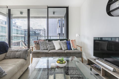 LIGHT, AIRY, SPACIOUS QUEENS ROAD APARTMENT - Yarra Valley Accommodation 2