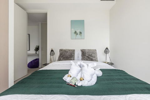 LIGHT, AIRY, SPACIOUS QUEENS ROAD APARTMENT - Yarra Valley Accommodation 3