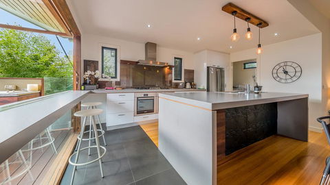 LUXURY BY THE SEA - CLOSE TO THE BEACH - Yarra Valley Accommodation 3