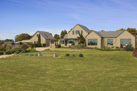 LUXURY WATERFRONT FAMILY HOME-TASMANIA (I)-L'Abode - Yarra Valley Accommodation 3