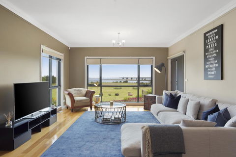 LUXURY WATERFRONT FAMILY HOME-TASMANIA (I)-L'Abode - Yarra Valley Accommodation 1