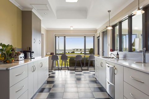 LUXURY WATERFRONT FAMILY HOME-TASMANIA (I)-L'Abode - Yarra Valley Accommodation 2