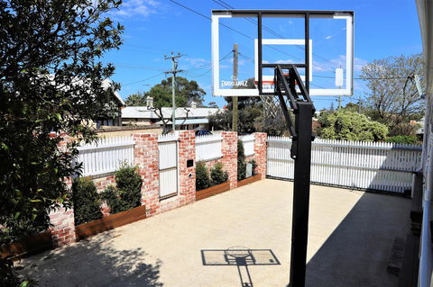 Fremantle Heritage Home For You To Enjoy! - Yarra Valley Accommodation 8