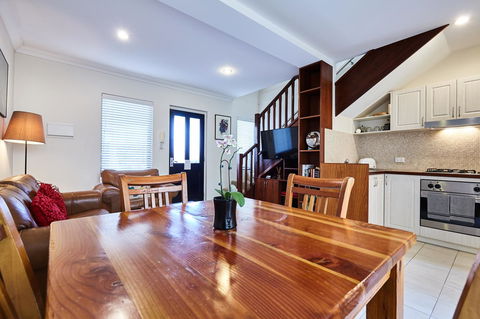Fremantle Townhouse Unit 6 - Yarra Valley Accommodation 0