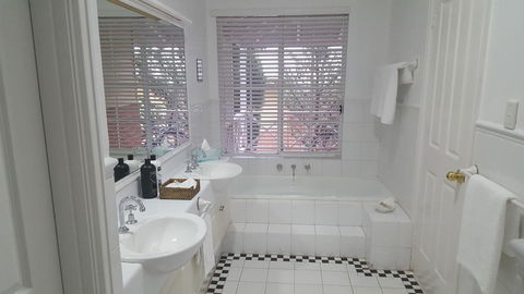 Two Sisters Chalets - Yarra Valley Accommodation 36