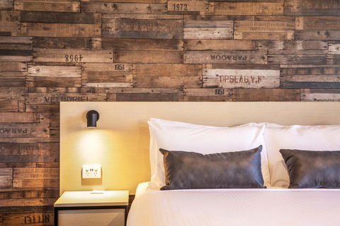 Nightcap At Westside Hotel - Yarra Valley Accommodation 1