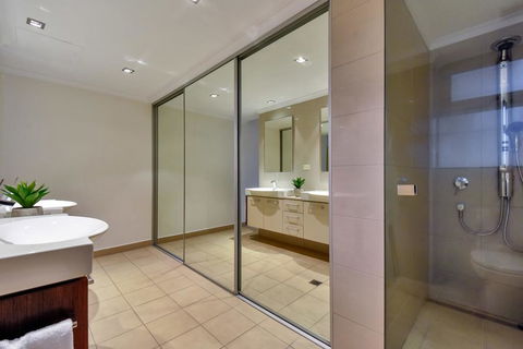 Oceana Darwin Central Oceanfront 3 Bedroom 2 Lounge Room Pool Gym Tennis Court Sleeps 9 - Yarra Valley Accommodation 3