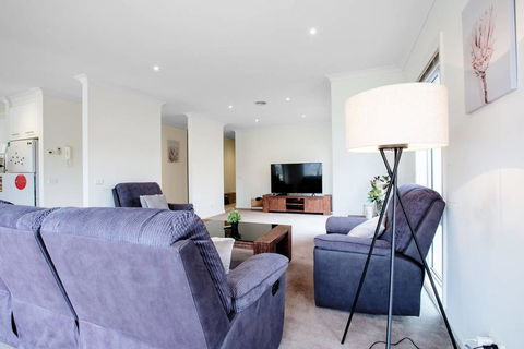 Superb Luxe 5BR House@Point Cook Near Lake - Yarra Valley Accommodation 3
