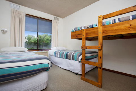 Eastern Beach Holiday Units - Yarra Valley Accommodation 6