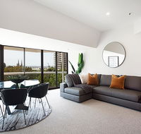 THE HYDEAWAY-LUXE HYDE PARK CITY APARTMENT-hosted by LAbode Accommodation - Yarra Valley Accommodation