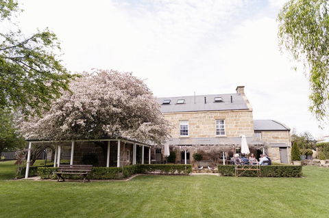 The Red Feather Inn - Yarra Valley Accommodation 2