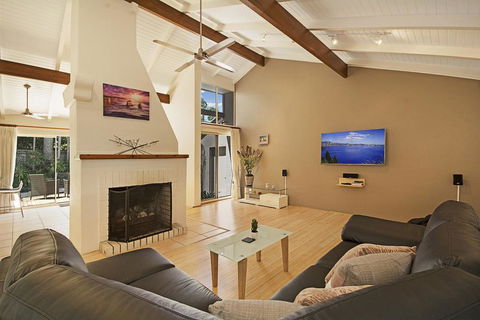 Tropical 5 Bedroom Family Getaway In Noosa Heads - Yarra Valley Accommodation 1