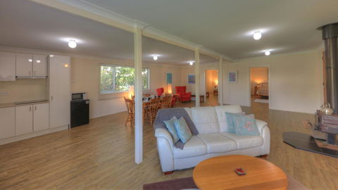 Village Stays Coldstream Gallery Bungalow - Yarra Valley Accommodation 3