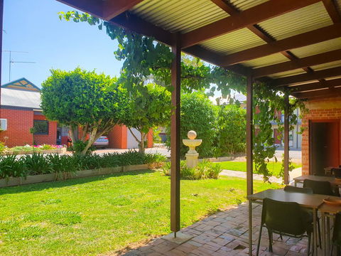 Wentworth Central Motor Inn - Yarra Valley Accommodation 0