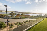 Serenity and sweeping Murray River views