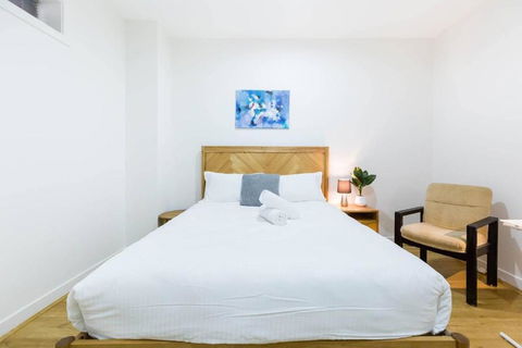 A Coveted Collins Street Pad With Parking - Yarra Valley Accommodation 1