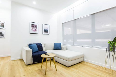 A Coveted Collins Street Pad With Parking - Yarra Valley Accommodation 0