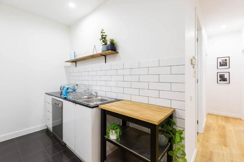 A Coveted Collins Street Pad With Parking - Yarra Valley Accommodation 3