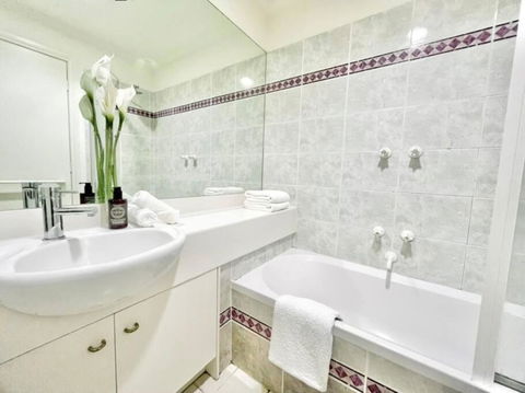 A Cozy 2B2B Apt Next To Carlton Garden W/ Parking - Yarra Valley Accommodation 1