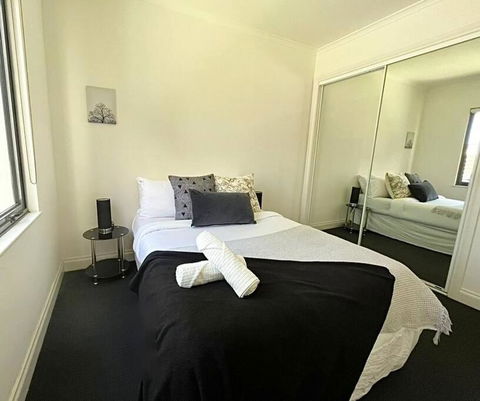 A Cozy 2B2B Apt Next To Carlton Garden W/ Parking - Yarra Valley Accommodation 2