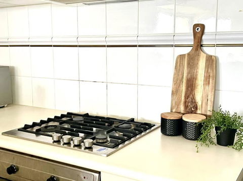 A Cozy 2B2B Apt Next To Carlton Garden W/ Parking - Yarra Valley Accommodation 4