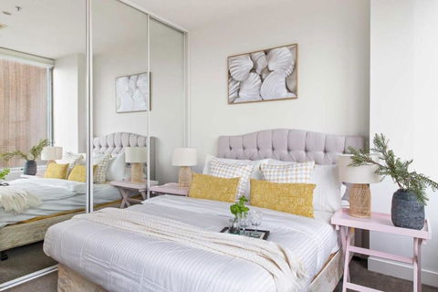 A Cozy 2BR Apt On Collins Near Flinders Station - Yarra Valley Accommodation 0