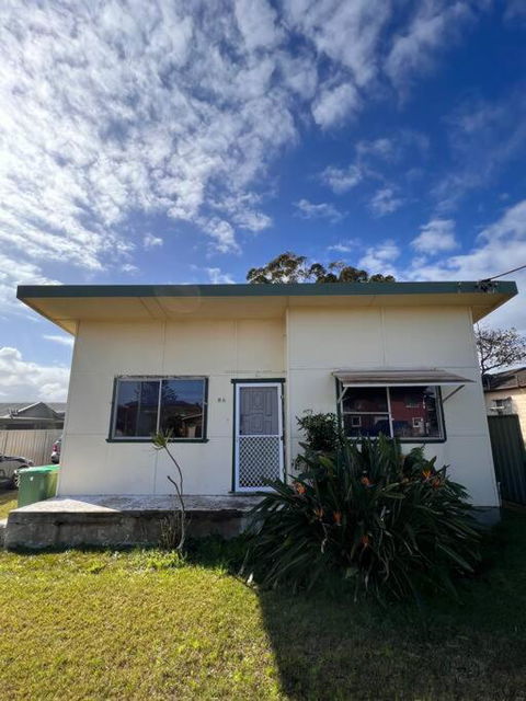 A Delightful Two-bedroom Cottage On Toowoon Bay. - Yarra Valley Accommodation 1