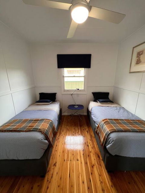 A Delightful Two-bedroom Cottage On Toowoon Bay. - Yarra Valley Accommodation 2