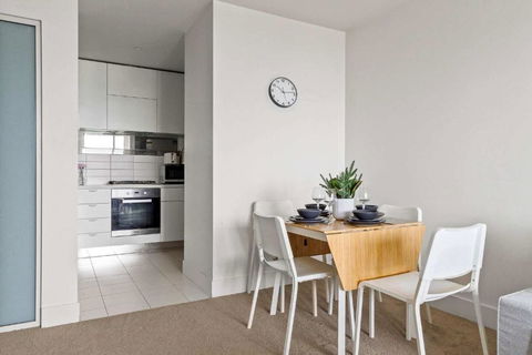 A Modern & Cozy 2BR Apartment With City Views - Yarra Valley Accommodation 3
