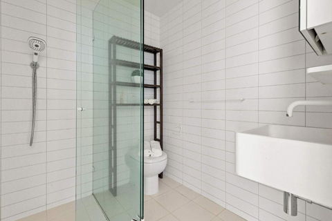 A Modern & Cozy 2BR Apartment With City Views - Yarra Valley Accommodation 4