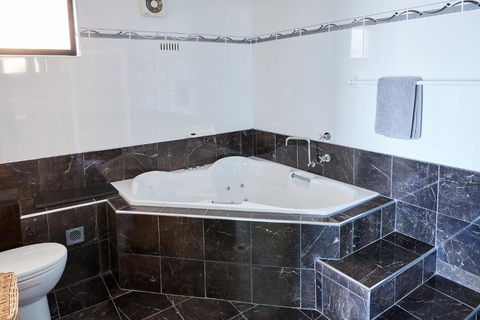 A Stones Throw At Mollymook Beach - Yarra Valley Accommodation 1