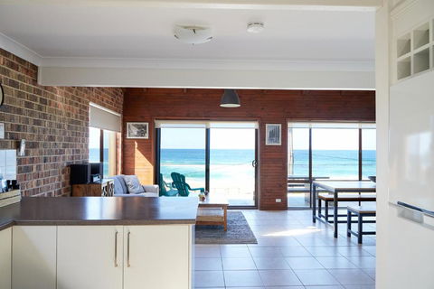 A Stones Throw At Mollymook Beach - Yarra Valley Accommodation 3