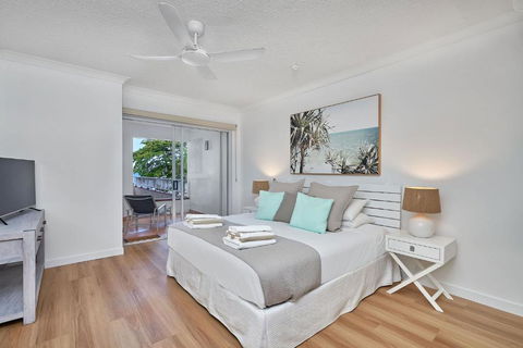 Absolute Beachfront 2 Bedroom Apartment Alassio Palm Cove - Yarra Valley Accommodation 1