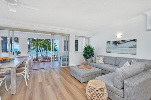 Absolute Beachfront 2 Bedroom Apartment Alassio Palm Cove - Yarra Valley Accommodation 2