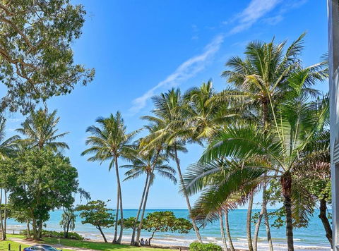 Absolute Beachfront 2 Bedroom Apartment Alassio Palm Cove - Yarra Valley Accommodation 3
