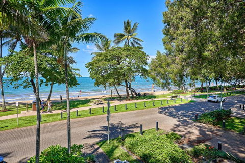 Absolute Beachfront 2 Bedroom Apartment Alassio Palm Cove - Yarra Valley Accommodation 0