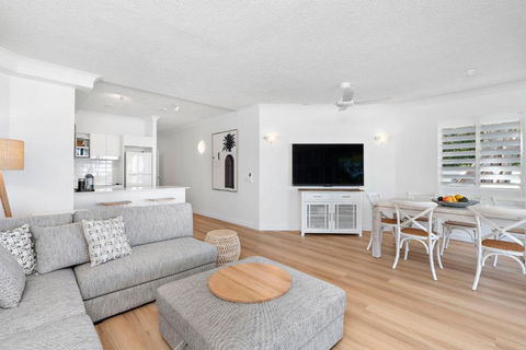 Absolute Beachfront 2 Bedroom Apartment Alassio Palm Cove - Yarra Valley Accommodation 4