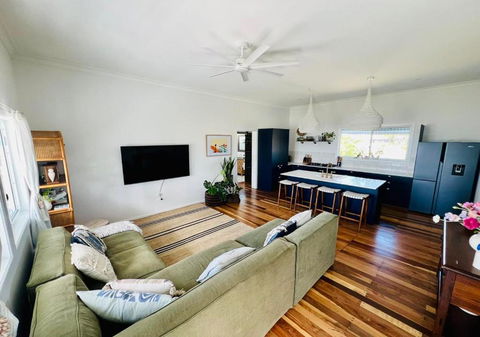 Absolute Beachfront Bowen Beach House-family Time - Yarra Valley Accommodation 3